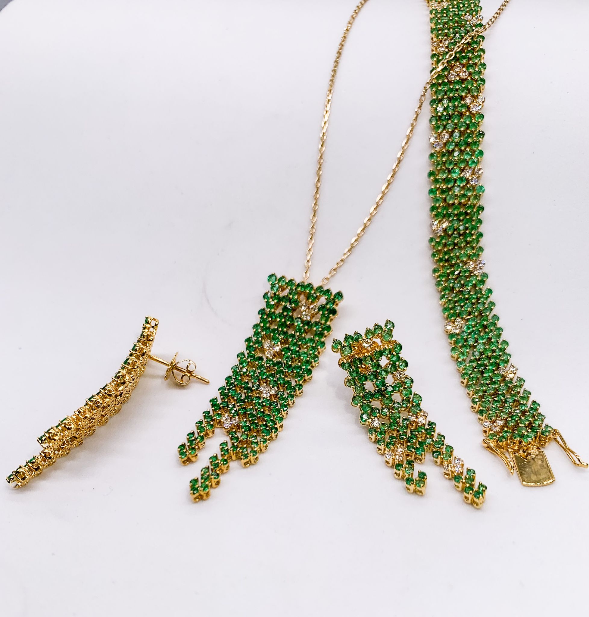 Bracelet Carpet 3 Lines Y/G/18K/Dia + Natural Emerald.(5307BU)                                        Mounting Set With Diamond Round & Natural Round Emerald (Diamond Cut).